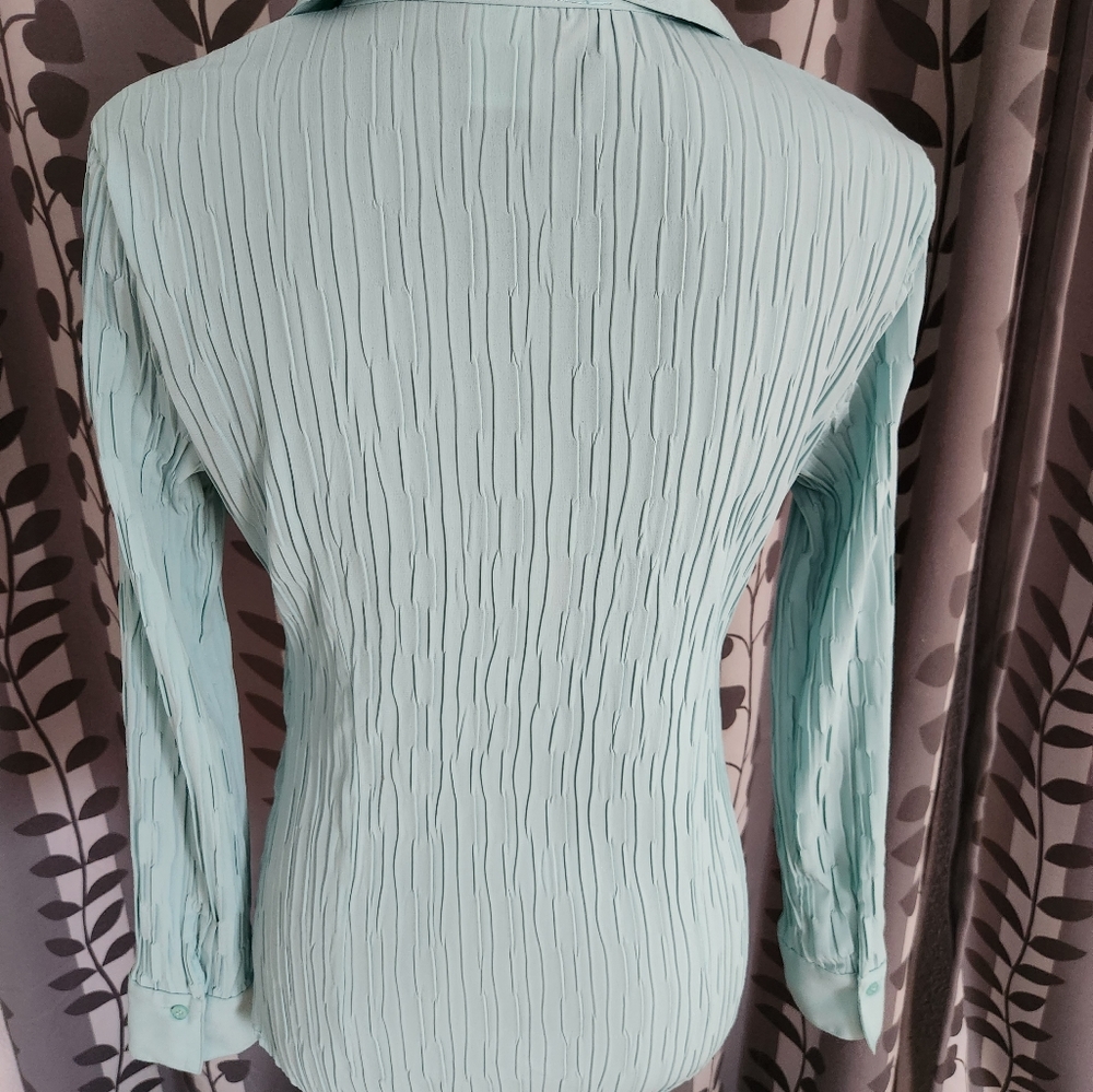 Button up top - Picture 3 of 4